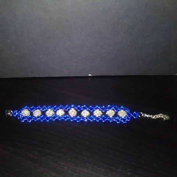 Handmade bracelet with beads in blue and white tones. - Picture 7 of 11